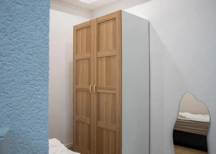 Stylish 1 With Designer Kitchen شقة